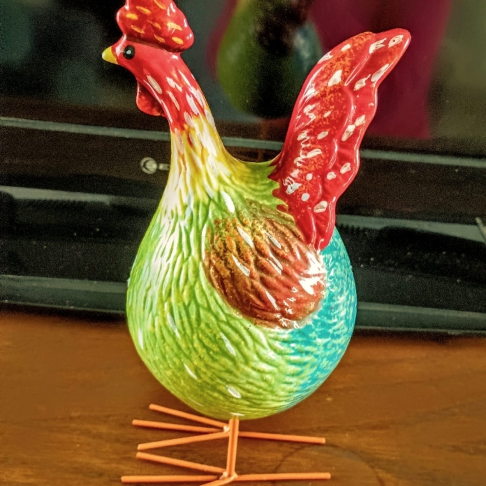 This is a cute little rooster figurine, that will compliment any kitchen